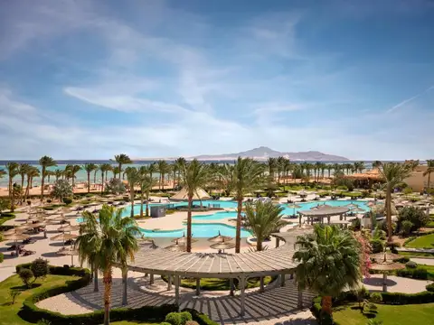Overview van het zwembad van Coral Sea Waterworld
