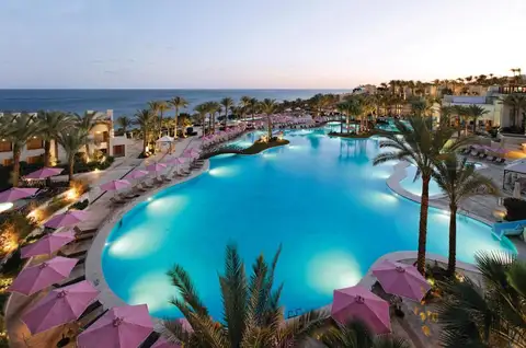 Overview zwembad van Grand Rotana Resort en Spa