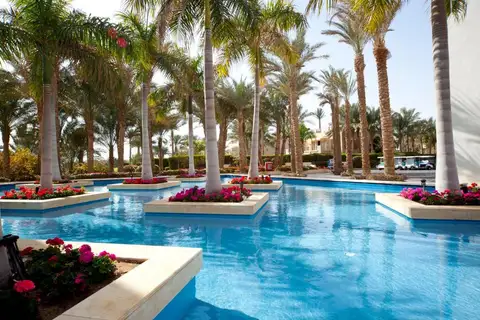 Zwembad van Grand Rotana Resort en Spa