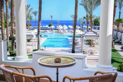 Balkon met uitzicht op zwembad van Jaz Fanara Resort Residence