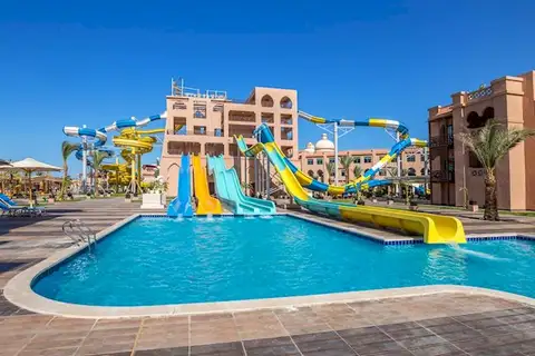 Zwembad met glijbaan van Pickalbatros Aqua Park Resort