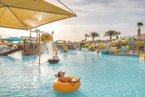 Zwembad en glijbanen van Pickalbatros Royal Moderna Resort