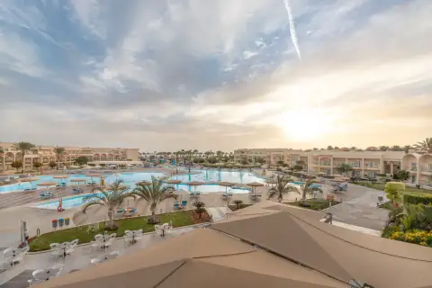 Overview van het zwembad van Pickalbatros Royal Moderna Resort