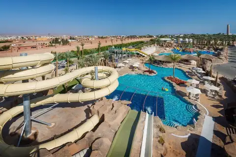 Zwembad met glijbanen van Reef Oasis Beach Resort