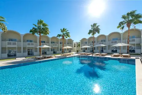 Zwembad en hotel van Reef Oasis Beach Resort