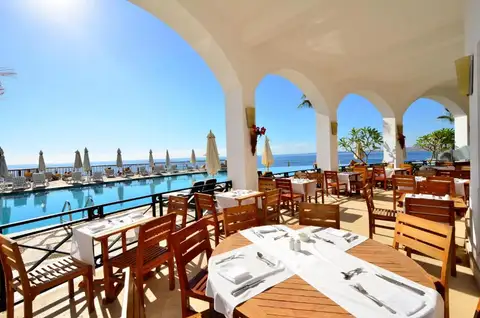 Terras met uitzicht op het zwembad van Reef Oasis Blue Bay Resort en Spa