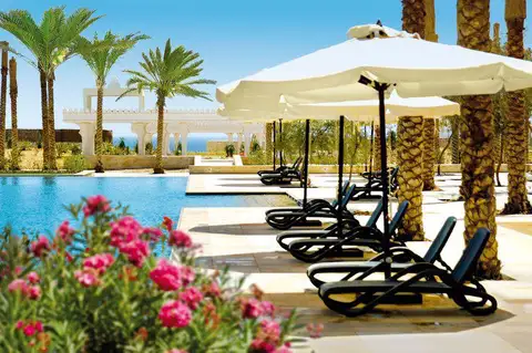 Zwembad met ligbedden van Reef Oasis Blue Bay Resort en Spa