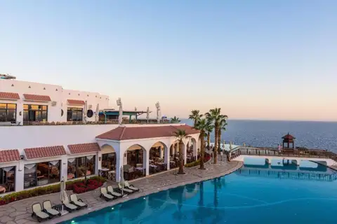 Zwembad met zeezicht van Reef Oasis Blue Bay Resort en Spa