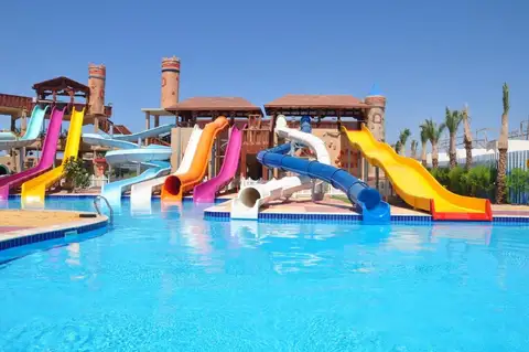 Glijbanen van Sea Beach Aqua Park Resort