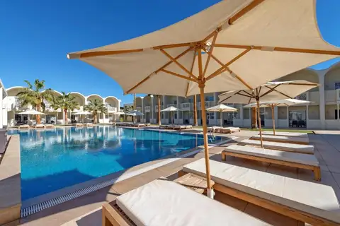 sendito-reef-oasis-senses-resort-zwembad-ligbedden