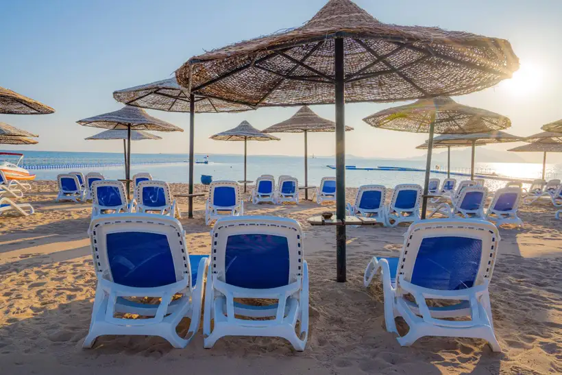 Ligbedden op het strand van Ivy Cyrene Sharm