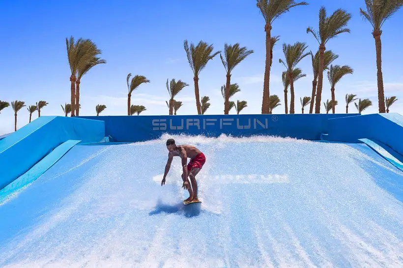 Surfbaan van Pickalbatros Laguna Club Resort