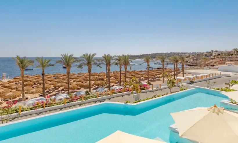 Overview van het zwembad en strand van Sunrise White Hills Resort