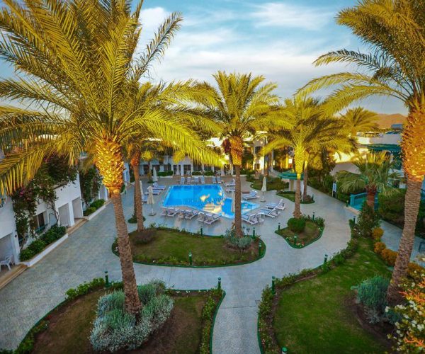 Overview zwembad van het Falcon Hills Hotel