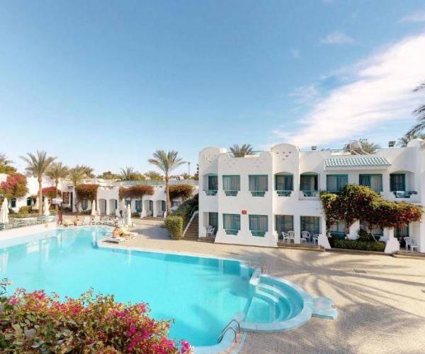 Overview van het zwembad van het Falcon Hills Hotel