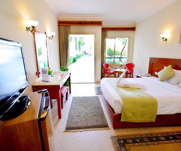 Een tweepersoonskamer van het Falcon Hills Hotel