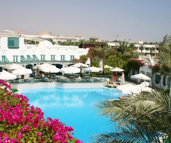 Een overview van het zwembad van het Falcon Hills Hotel