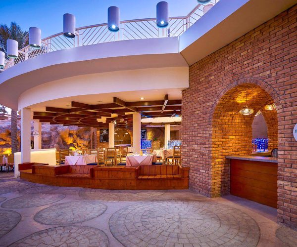 Restaurant met terras van Hotel Parrotel Beach Resort