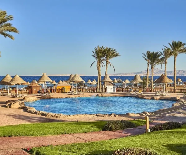 Zwembad van hotel Parrotel Beach Resort