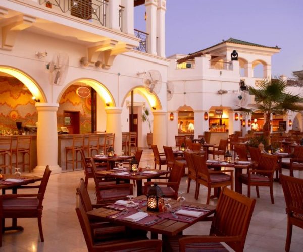 Restaurant terras van Park Regency Sharm el Sheikh Resort